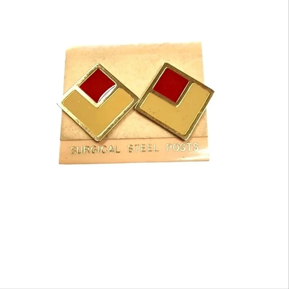 VINTAGE NAPIER RED CREAM ENAMEL SQUARE STUD EARRINGS - Picture 1 of 2